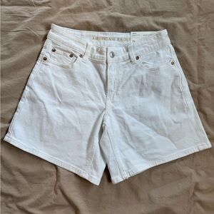 American Eagle Women’s White Low Rise Baggy Jean Shorts Size 000 23 Waist NWT